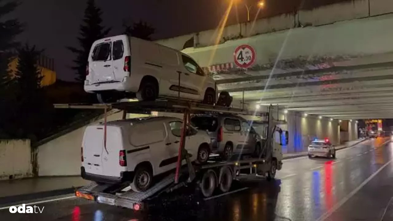 Sancaktepe’de sıfır otomobiller köprüye çarptı