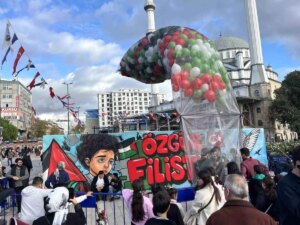 bagcilarda gazzedeki kiz cocuklari icin balonlar ucuruldu i3RtHzrL.jpg