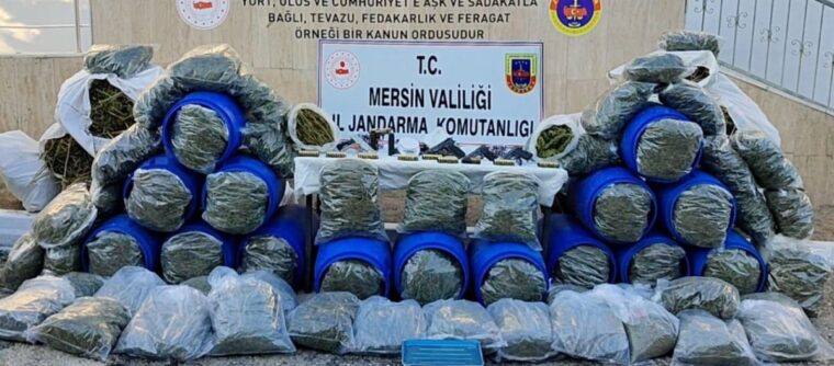 mersinde yuzlerce kilo uyusturucu ve silahlar ele gecirildi ybYTvki3.jpg
