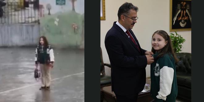 yagmur altinda saygi durusu o ogrenci odullendirildi hUyWwLaI.jpg