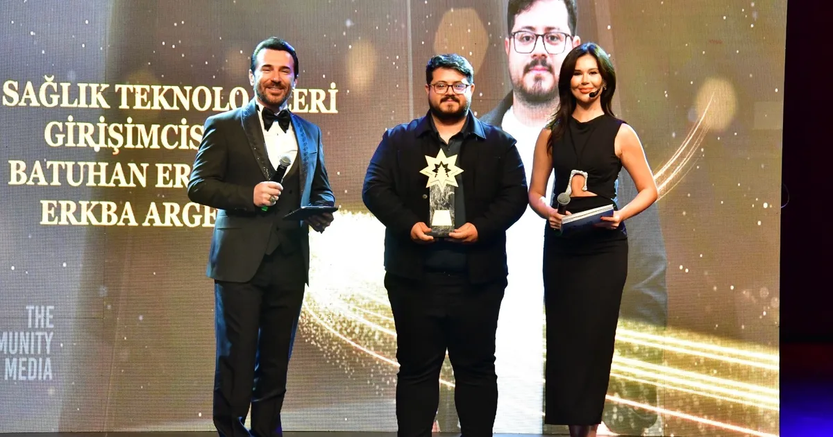 gebze bilisim vadisindeki erkbaya kristal cam odulu xjxC39zX.webp