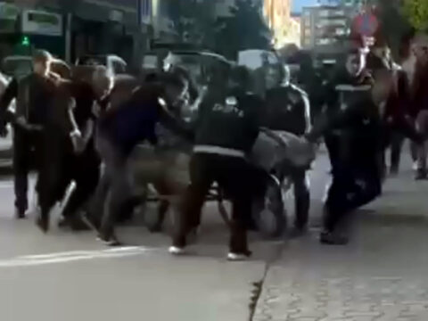 igdirda seyyar satici arabasini zabitaya vermemek icin direndi o anlar kamerada aSPyRz6k.jpg