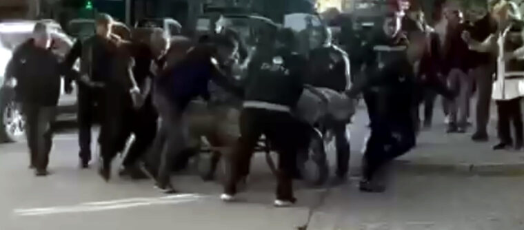 igdirda seyyar satici arabasini zabitaya vermemek icin direndi o anlar kamerada aSPyRz6k.jpg