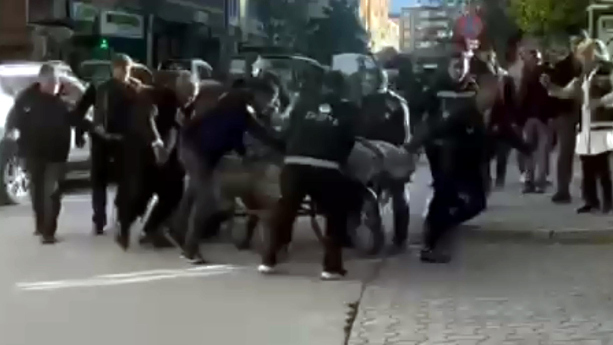 igdirda seyyar satici arabasini zabitaya vermemek icin direndi o anlar kamerada aSPyRz6k.jpg