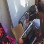 kasada-kimse-olmayinca-alisveris-parasini-birakip-gitti-AnDyezOa