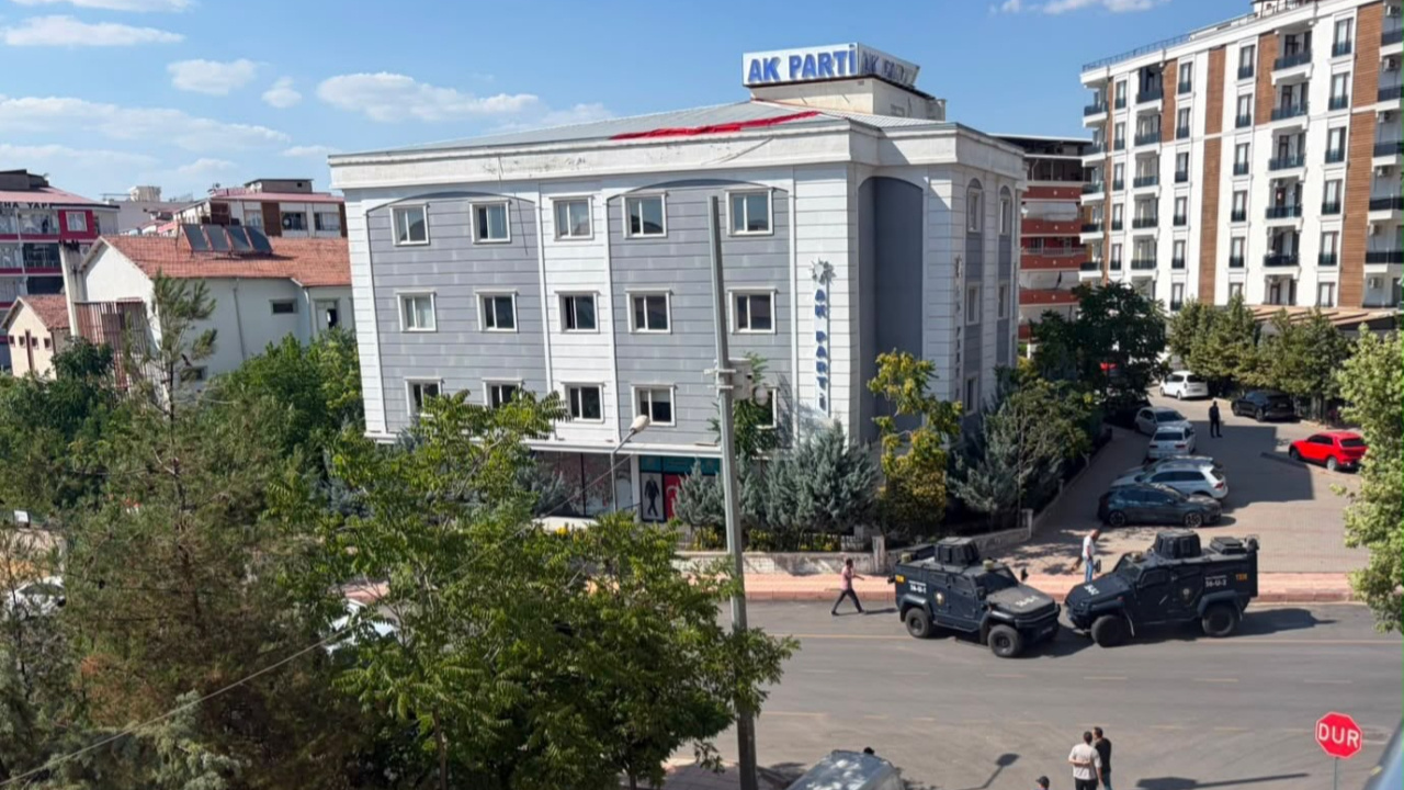 AKP il binası önünde şüpheli paket paniği! Bina tahliye edildi