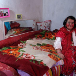 Yillarca kirmizi kiyafetleriyle taninmisti sultan ozcandan aci haber KXwJ3ItT